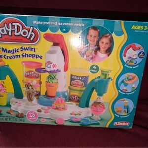 NIB Play-Doh Magic Swirl Ice Cream Shoppe Play Dough Set